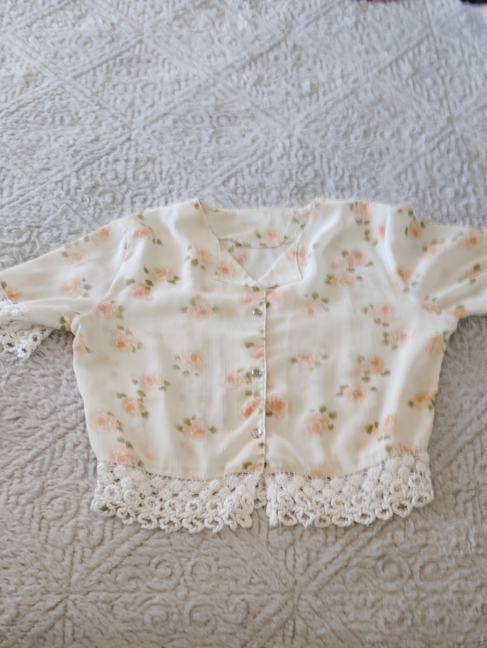 Women's Floral Button-Front Lace-Hem Blouse in Cream and Peach
